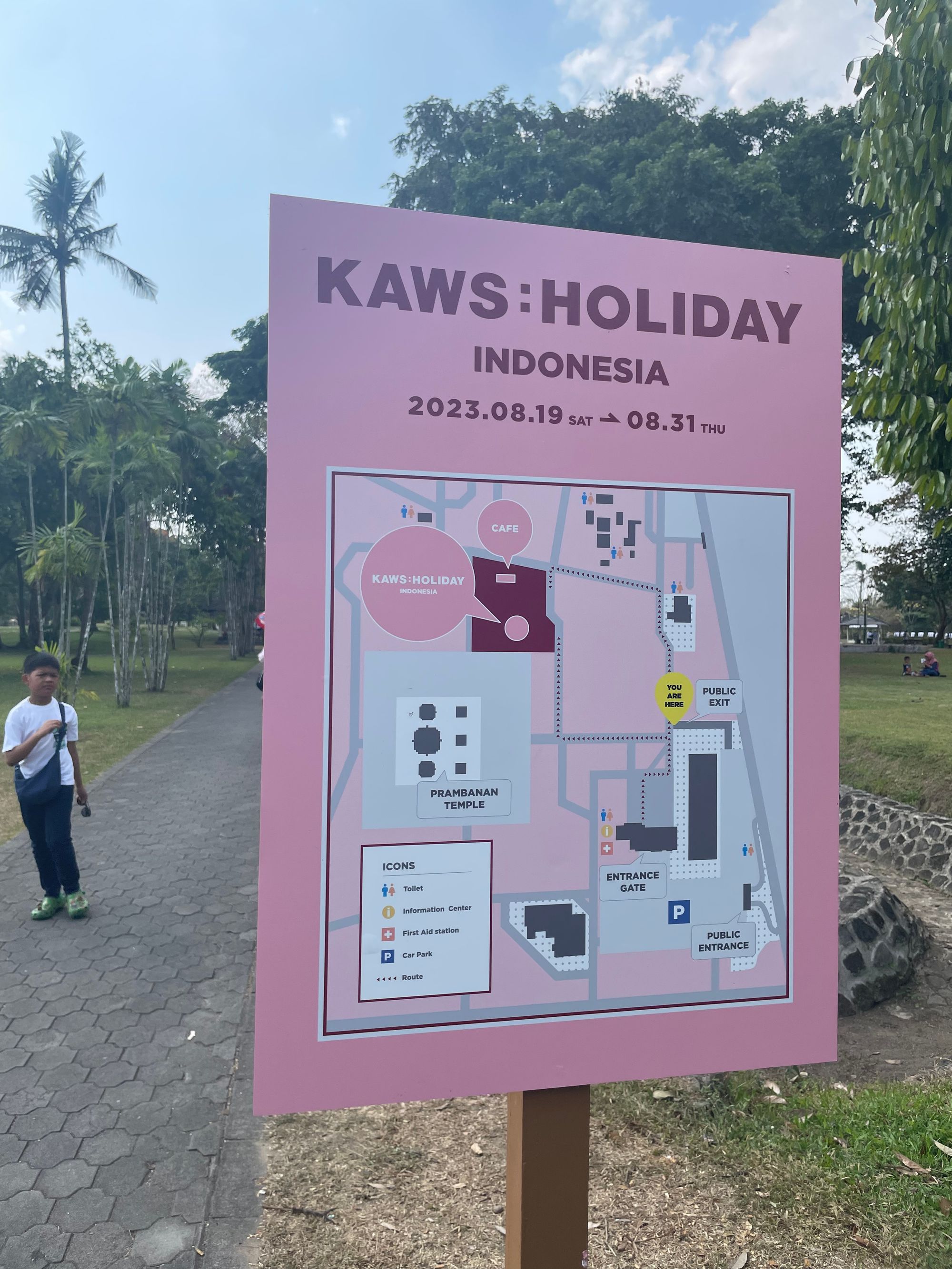 인도네시아 프람바난 사원에서 카우스(KAWS): 홀리데이 전시