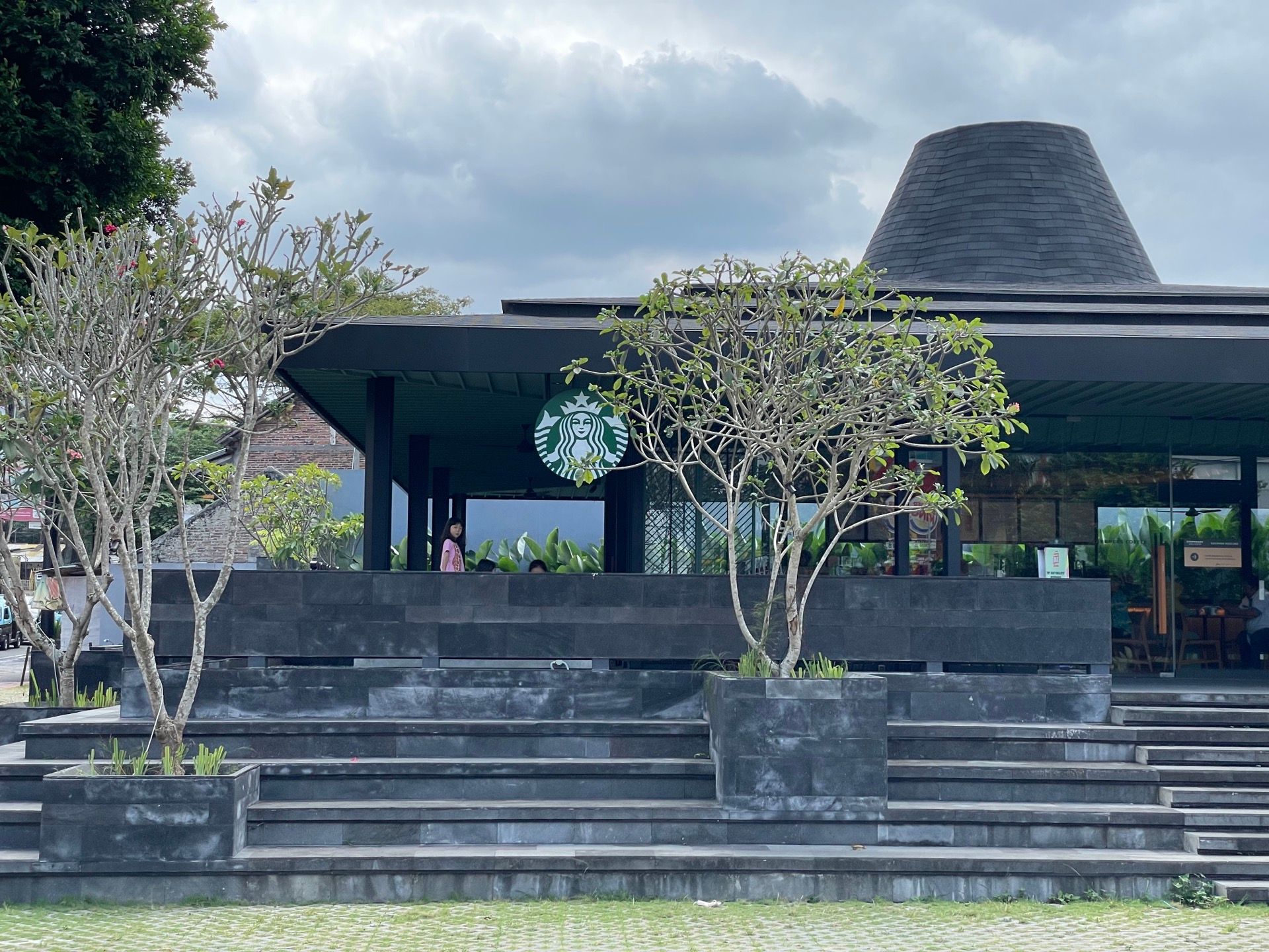 [인도네시아] 보로부두르 사원을 닮은 스타벅스 수디르만 마글랑점